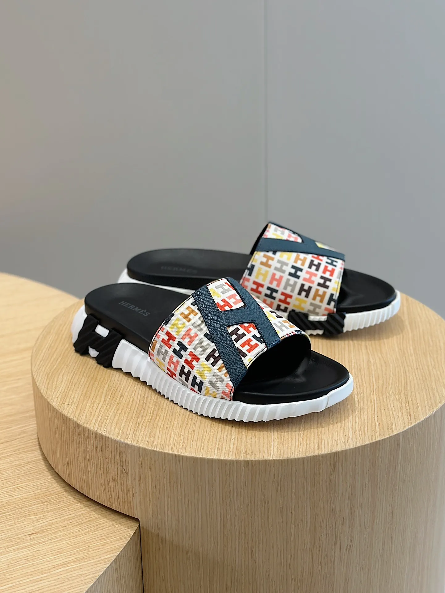 Factory price: 360💰Hermès [HERMÈS] Top Herme*H Home Hermès Men's Sandals and Slippers-Original Reproduction. Purchase the original version and make it one to one. The outsole is privately molded. The color of the outsole corresponding to each color is the same as the original version. Come to those who know the stuff 💪 The ultra-light soles are designed in contrasting colors, and they feel so comfortable on your feet! Calfskin, cowhide feet, private model outsole. Size: 39-44 (customized at 38.45)